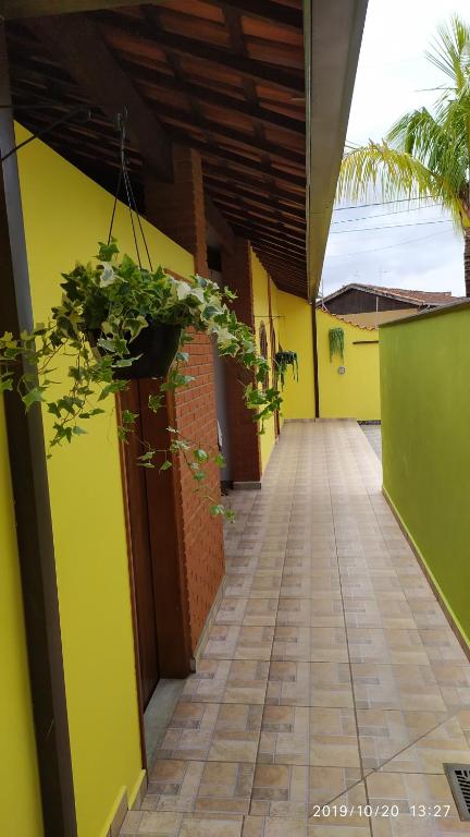 un couloir d'un bâtiment avec des plantes sur le mur dans l'établissement Cantinho da Vovó, à Peruíbe