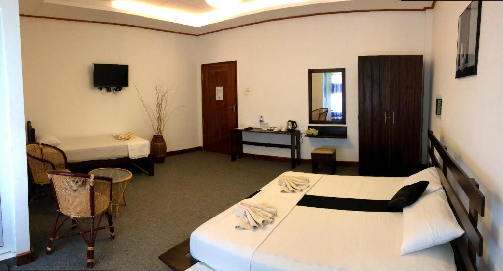 TV a/nebo společenská místnost v ubytování Nico Lagoon Hotel