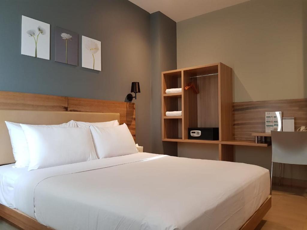 Postel nebo postele na pokoji v ubytování U Stay Hotel Mangga Besar