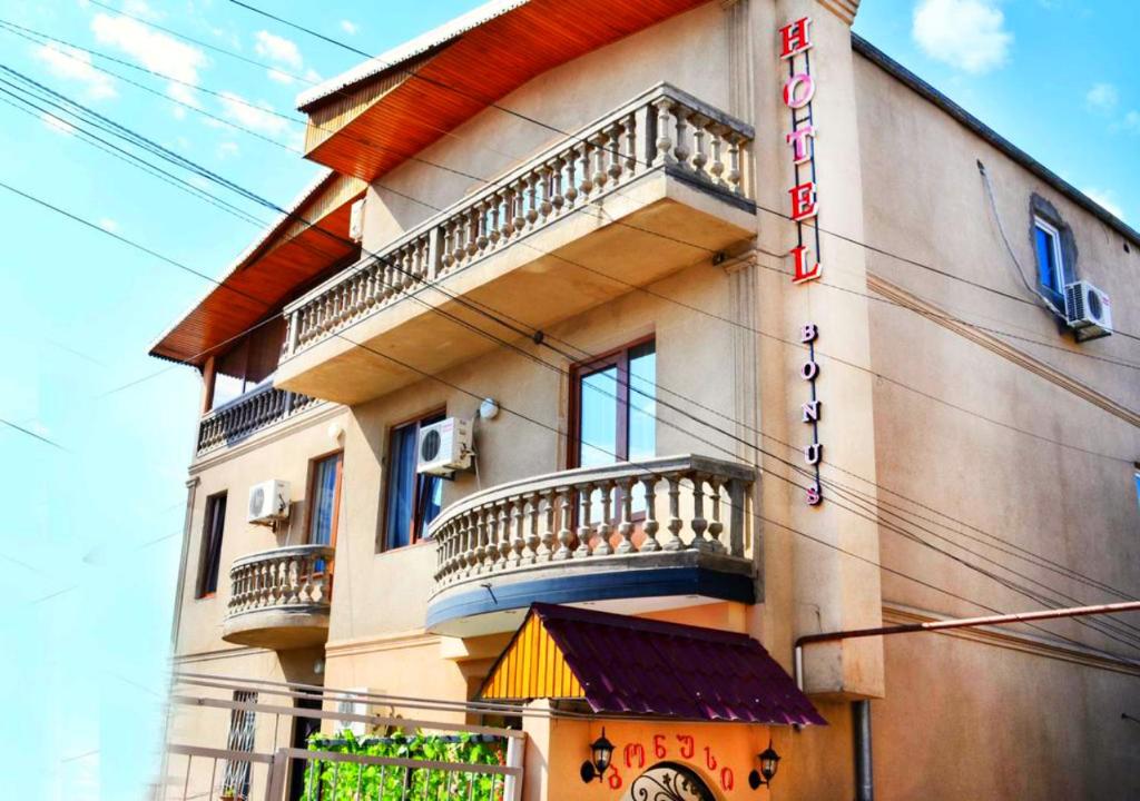 um edifício com varandas ao lado em Bonus Hotel em Tbilisi