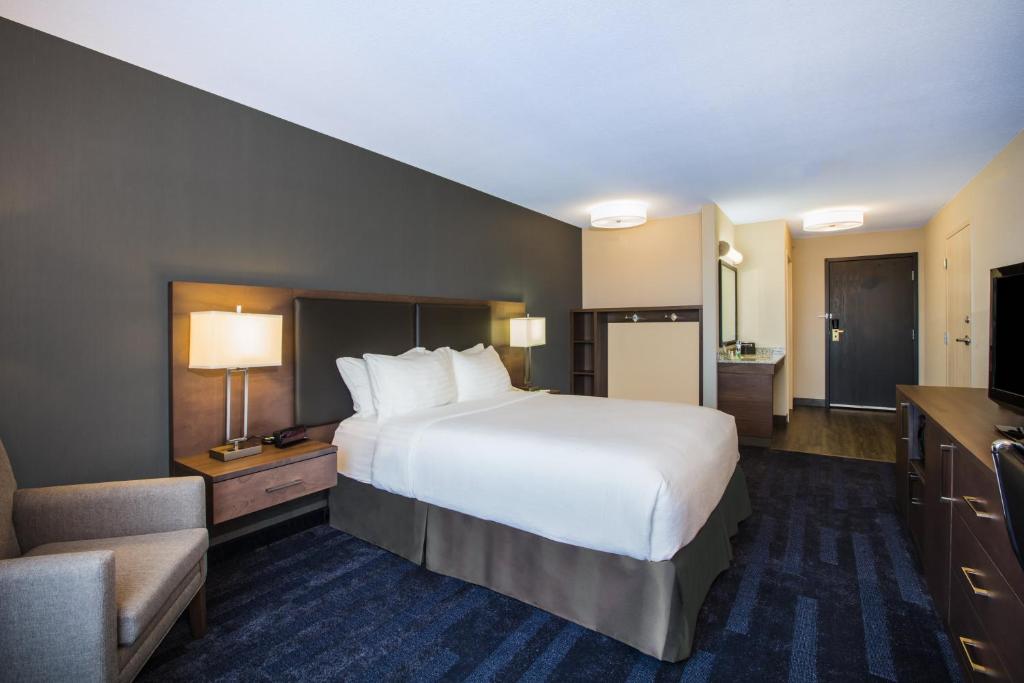 Postel nebo postele na pokoji v ubytování Holiday Inn & Suites Grande Prairie by IHG