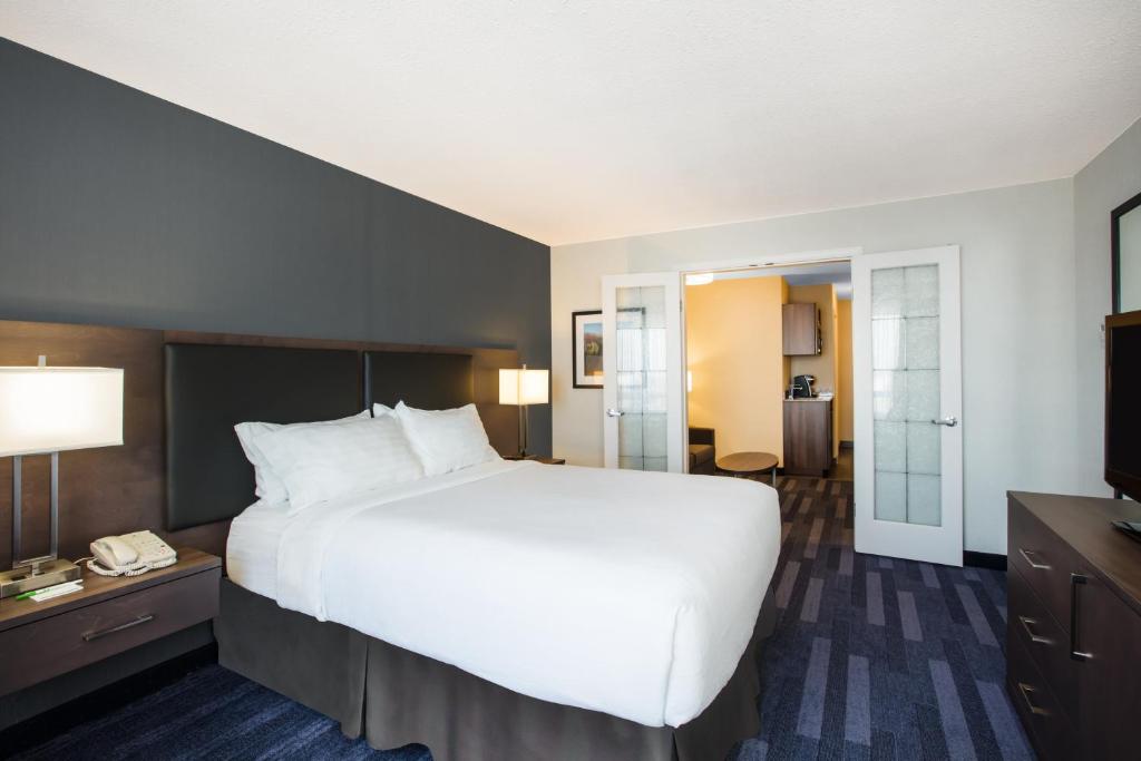 Postel nebo postele na pokoji v ubytování Holiday Inn & Suites Grande Prairie by IHG