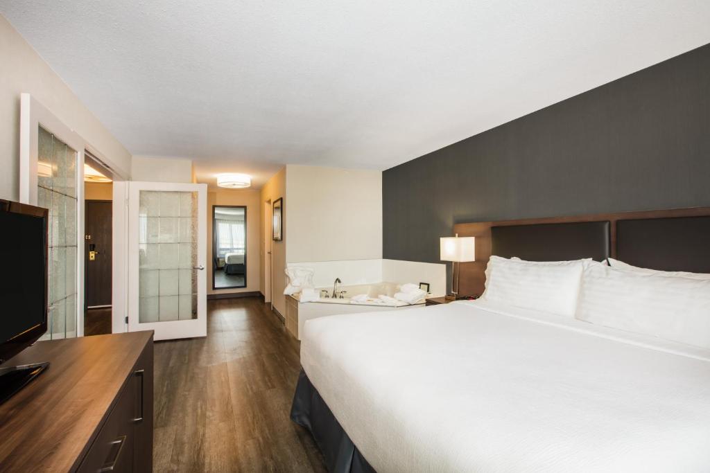 Postel nebo postele na pokoji v ubytování Holiday Inn & Suites Grande Prairie by IHG