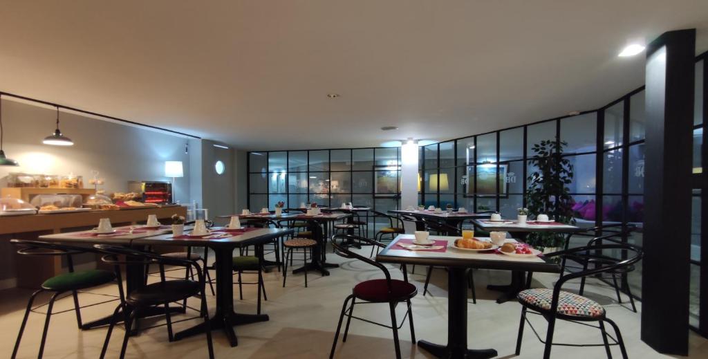 Reštaurácia alebo iné gastronomické zariadenie v ubytovaní Hotel Doña Blanca