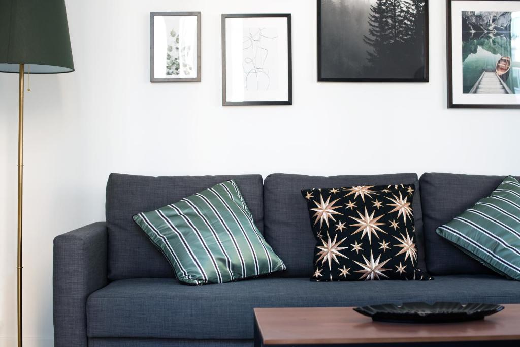 a living room with a blue couch with pillows at Granadi Apartamentos in Granada