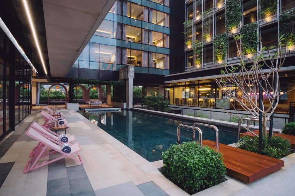 吉隆坡的住宿－KLoe Hotel，一座大楼中央的游泳池