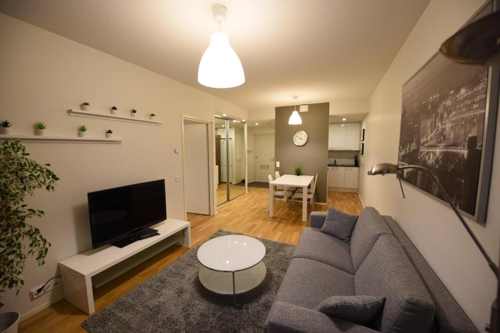 uma sala de estar com um sofá e uma mesa em Rental Apartment Lonttinen Suomen Vuokramajoitus Oy em Turku