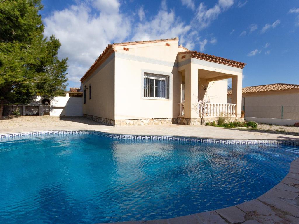 Bazén v ubytovaní INNOUTHOME Villa privada familiar con piscina rovelló alebo v jeho blízkosti