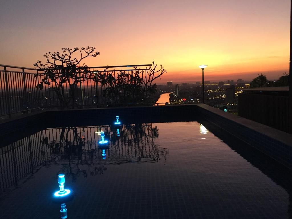 een zwembad met verlichting in het water bij zonsondergang bij The Goldview 2016 BVD in Ho Chi Minh-stad