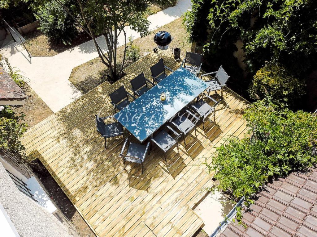 an overhead view of a table with chairs and a pool at Maison familiale 12 min Disneyland in Quincy-Voisins