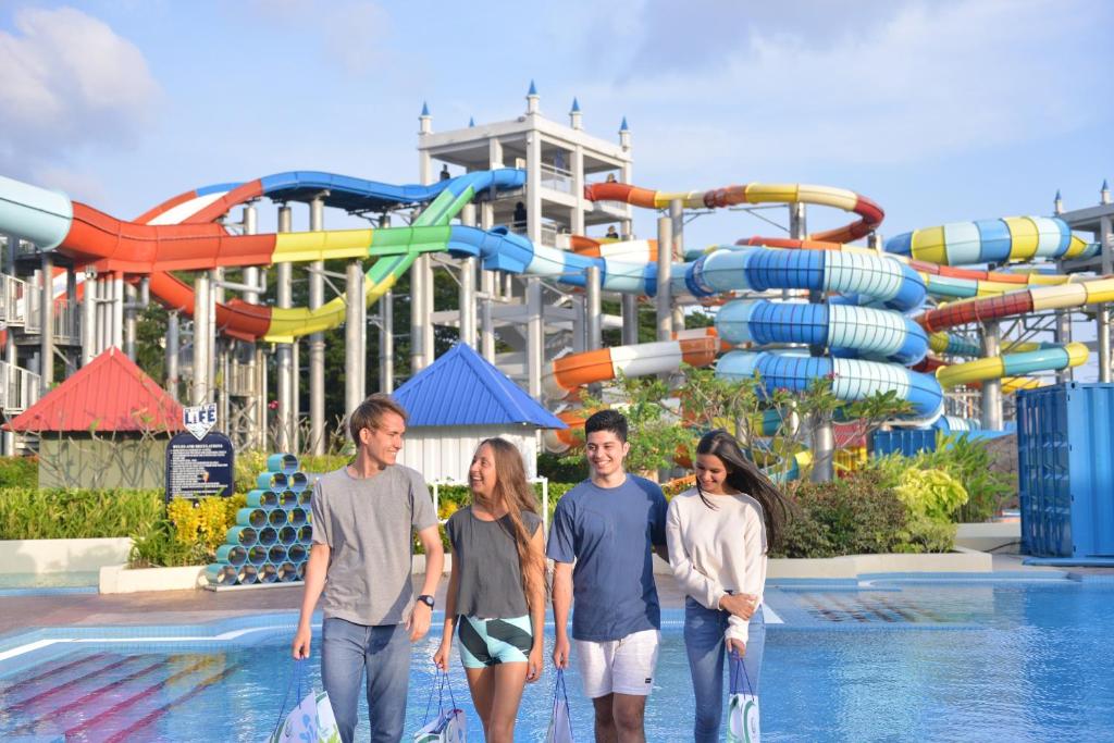 Bazén v ubytování Bella Vista Waterfront Resort, Kuah Langkawi nebo v jeho okolí