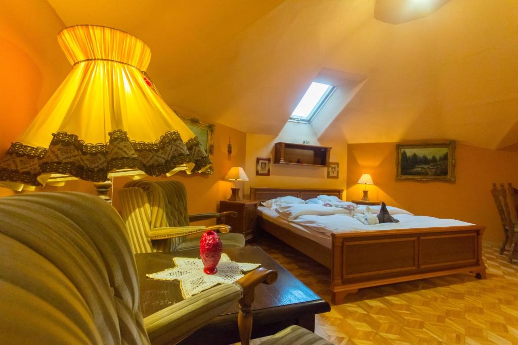 ein Hotelzimmer mit einem Bett und einer Lampe in der Unterkunft Hotel Villa Hubertus Kutno in Kutno