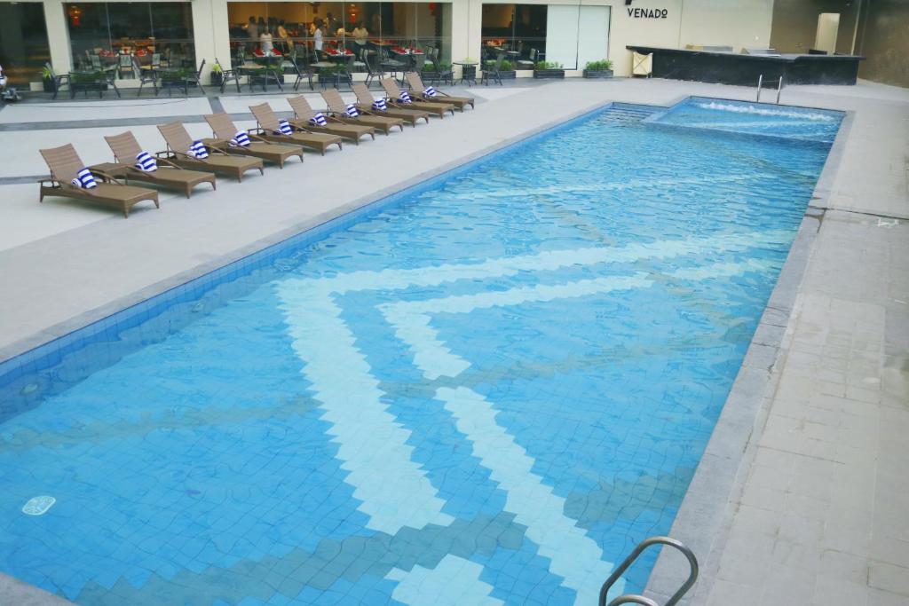 Bazén v ubytování Acacia Hotel Davao nebo v jeho okolí