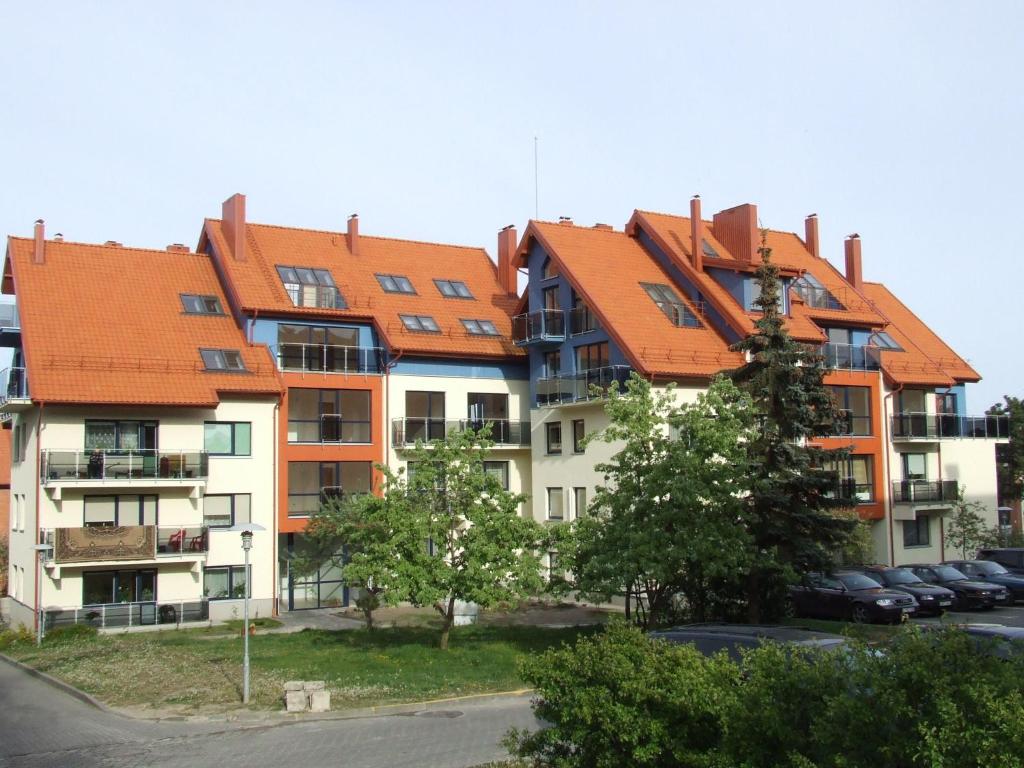un grupo de edificios de apartamentos con techos naranjas en Nidos Laivas, en Nida