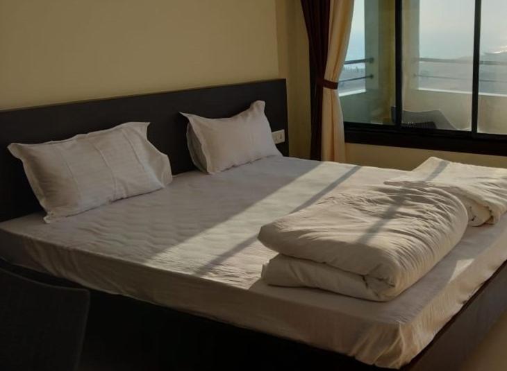 Una cama o camas en una habitación de LIGHT HOUSE INN