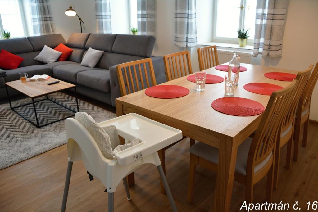 salon ze stołem i kanapą w obiekcie Apartmány Karina w Jańskich Łaźniach