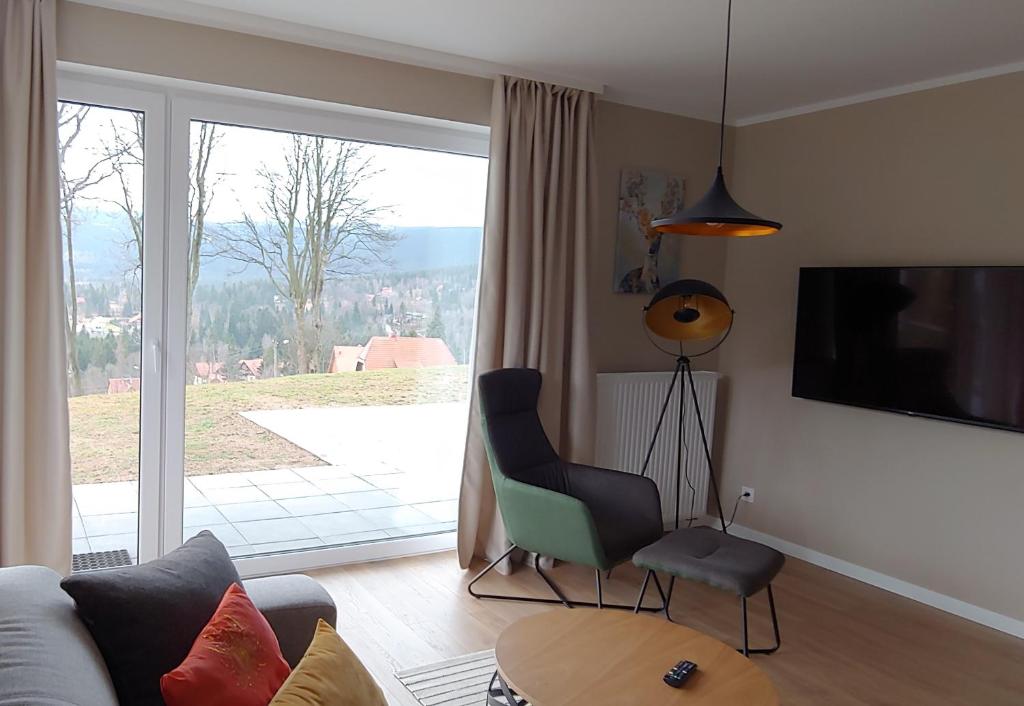 Televízia a/alebo spoločenská miestnosť v ubytovaní Apartamenty EverySky - Izerska 8
