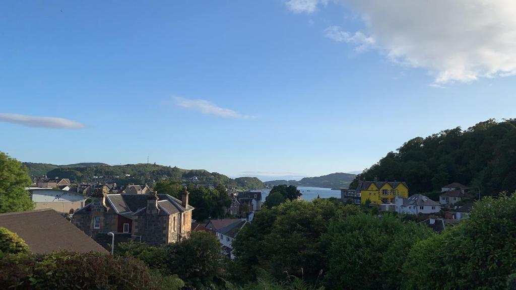 vista su una città con un fiume e case di Dunrigh Guest House a Oban