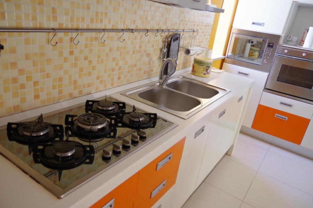 Kuchyň nebo kuchyňský kout v ubytování Scerne Holiday Service Adina