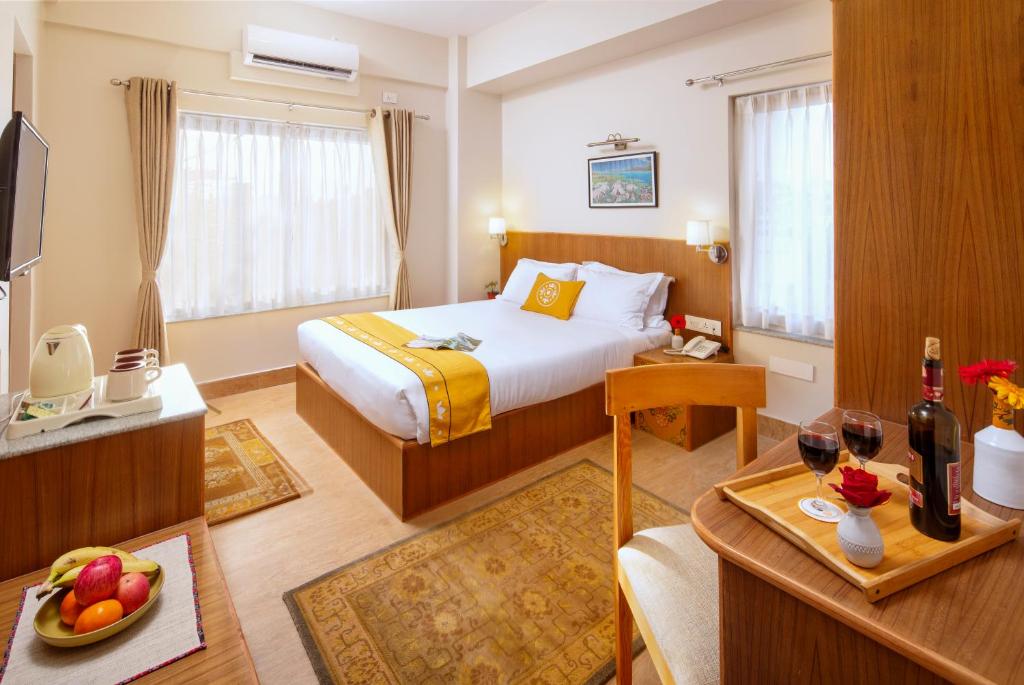 加德滿都的住宿－Pema Boutique Hotel，酒店客房,配有床和一张带水果的桌子