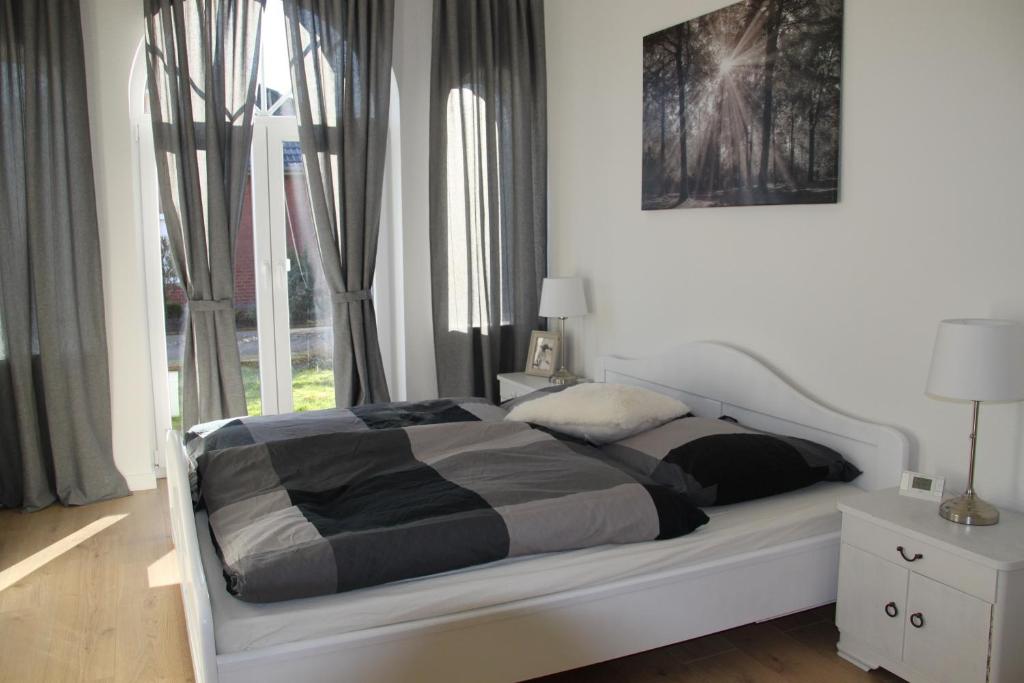 מיטה או מיטות בחדר ב-Ferienwohnung Monteurwohnung DeichBrandt