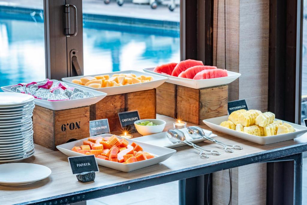A labelled tropical-fruit station is arranged beside the pool.