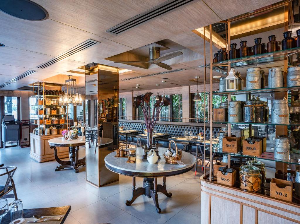 Riva Surya Bangkok - Resim 17