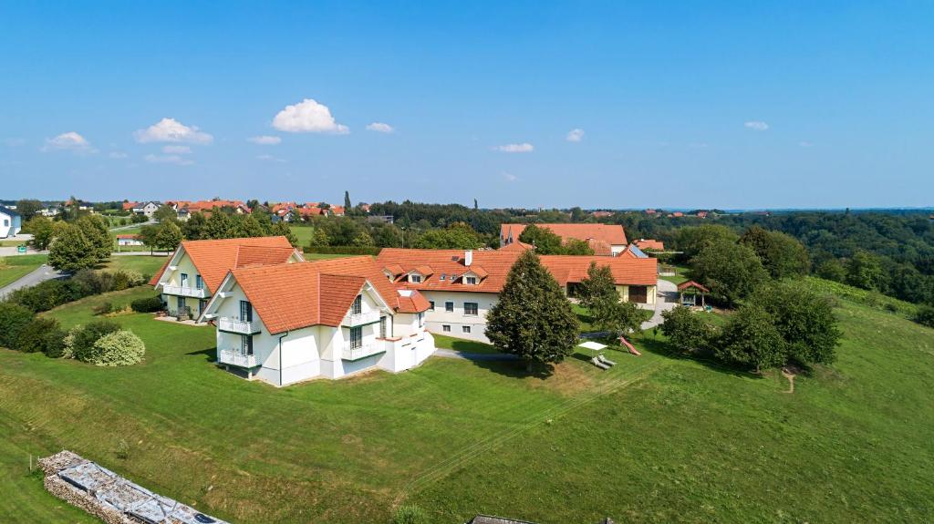 una vista aérea de una gran casa en un campo verde en Sonntagsberg Hof Familie Fiedler, en Bad Waltersdorf