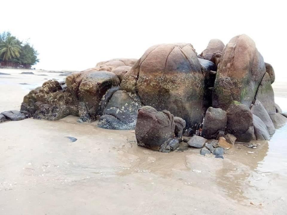 un cumulo di rocce su una spiaggia sabbiosa di Nhà Nghỉ Việt Thắng Dinh Thầy Thím a La Gi