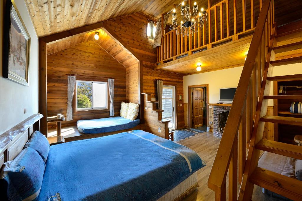 仁愛鄉的住宿－晨曦山莊，小木屋内一间卧室,配有一张大床