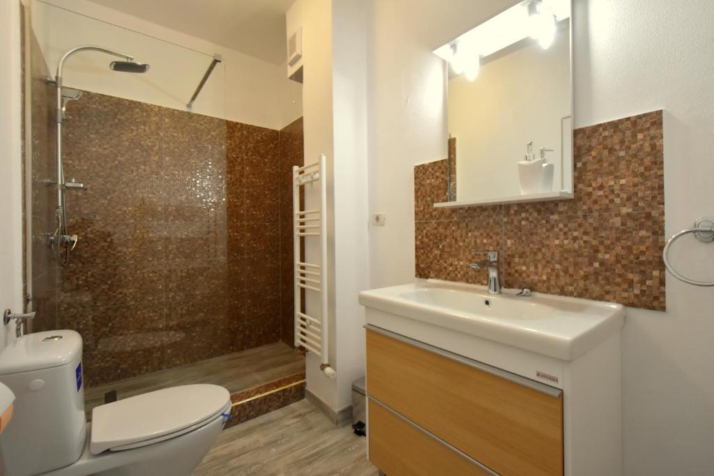 a bathroom with a toilet and a sink and a shower at Neferprod Apartments - IS - CAM 03 in Timişoara