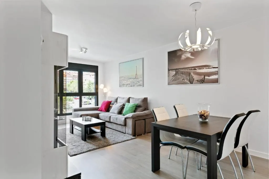 Stunning 2 Bed Apt, Sleeps 6 nr Adelfas, Madrid, Spania
