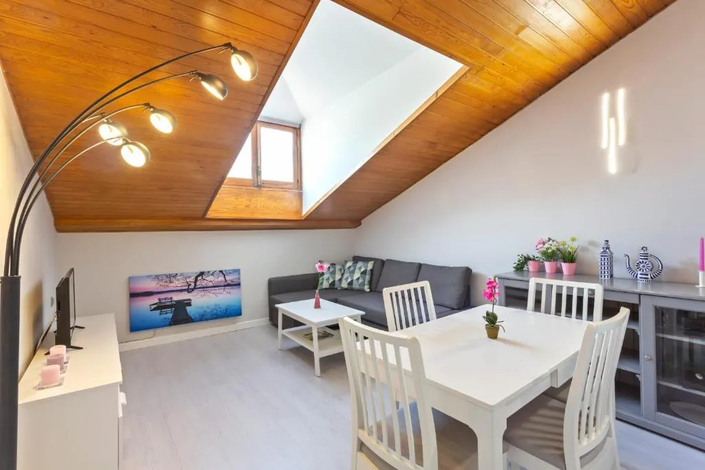 Beautiful 1 Bed Apt, Sleeps 4 nr Sol, Madrid, Spania