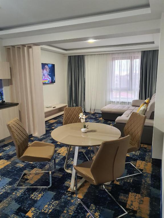 TV a/nebo společenská místnost v ubytování Hotel Yarus Plus