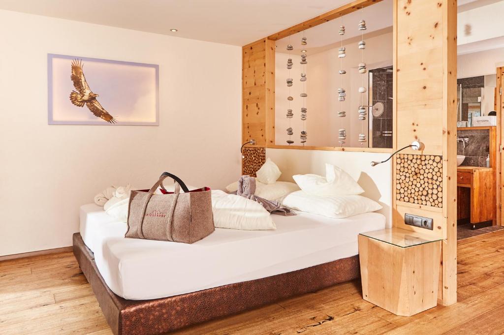 Posteľ alebo postele v izbe v ubytovaní Hotel Riederhof- Urlaub mit WAU!