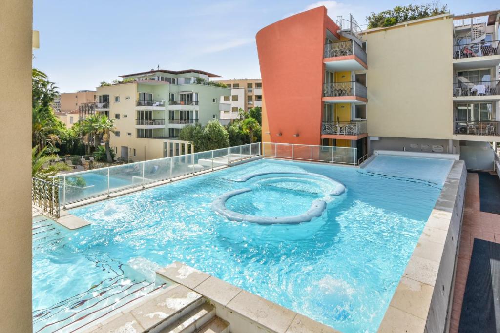 a swimming pool in the middle of a building at Résidence Pierre & Vacances Premium Port Prestige in Antibes