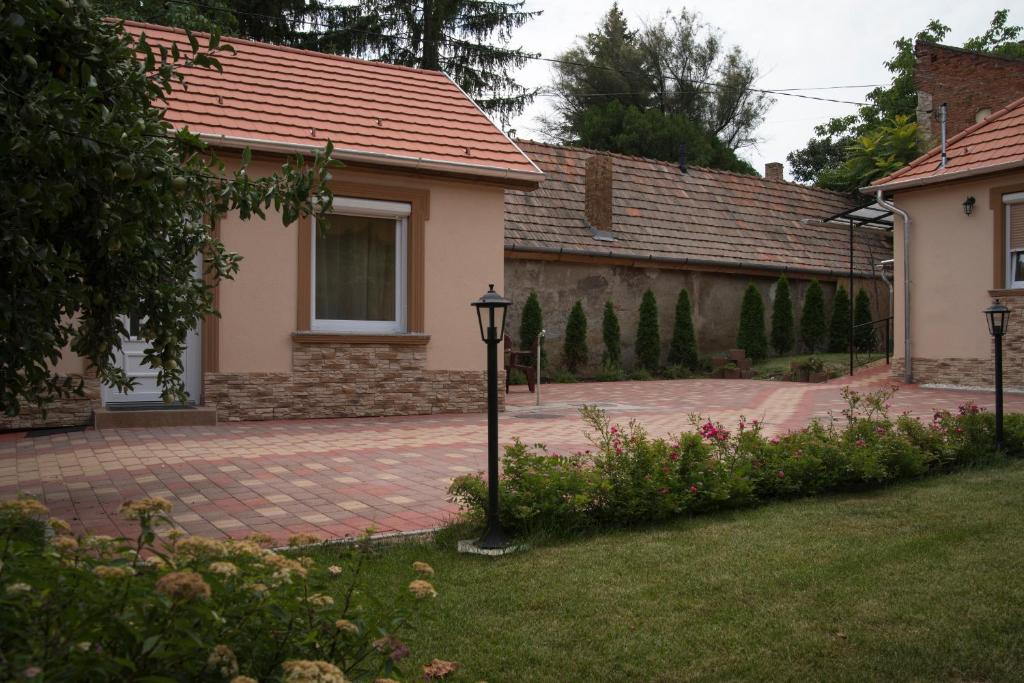 Vonkajšia záhrada v ubytovaní Harmónia Belvárosi Apartmanok