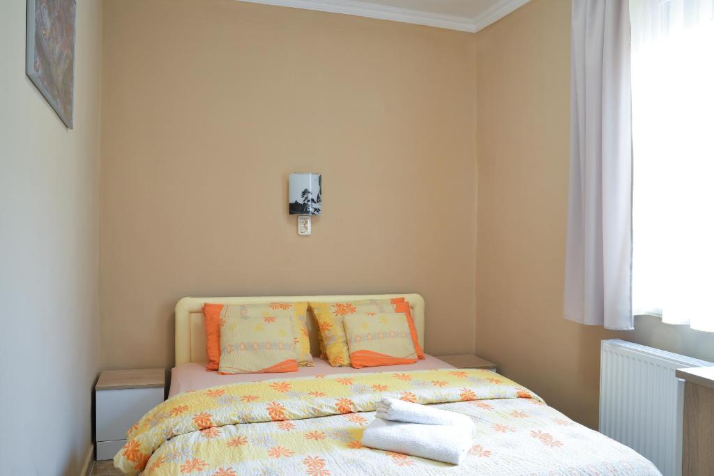 Posteľ alebo postele v izbe v ubytovaní Harmónia Belvárosi Apartmanok