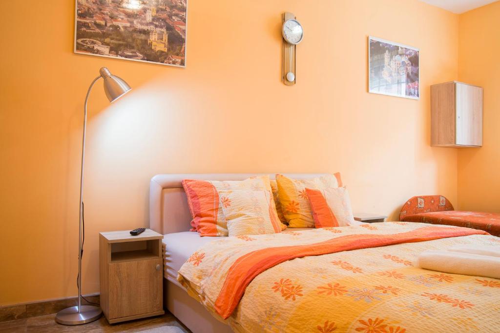 Posteľ alebo postele v izbe v ubytovaní Harmónia Belvárosi Apartmanok