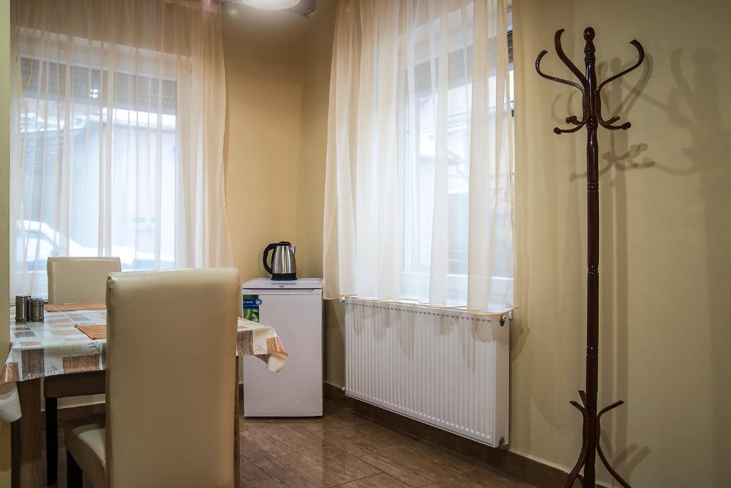 Kuchyňa alebo kuchynka v ubytovaní Harmónia Belvárosi Apartmanok