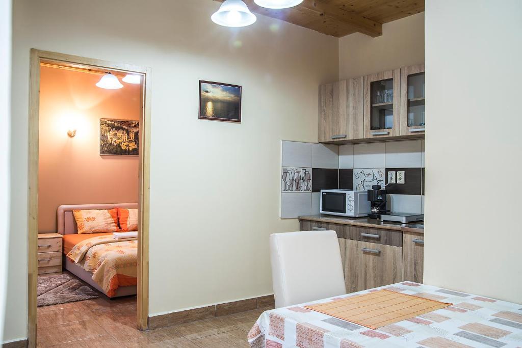 Kuchyňa alebo kuchynka v ubytovaní Harmónia Belvárosi Apartmanok