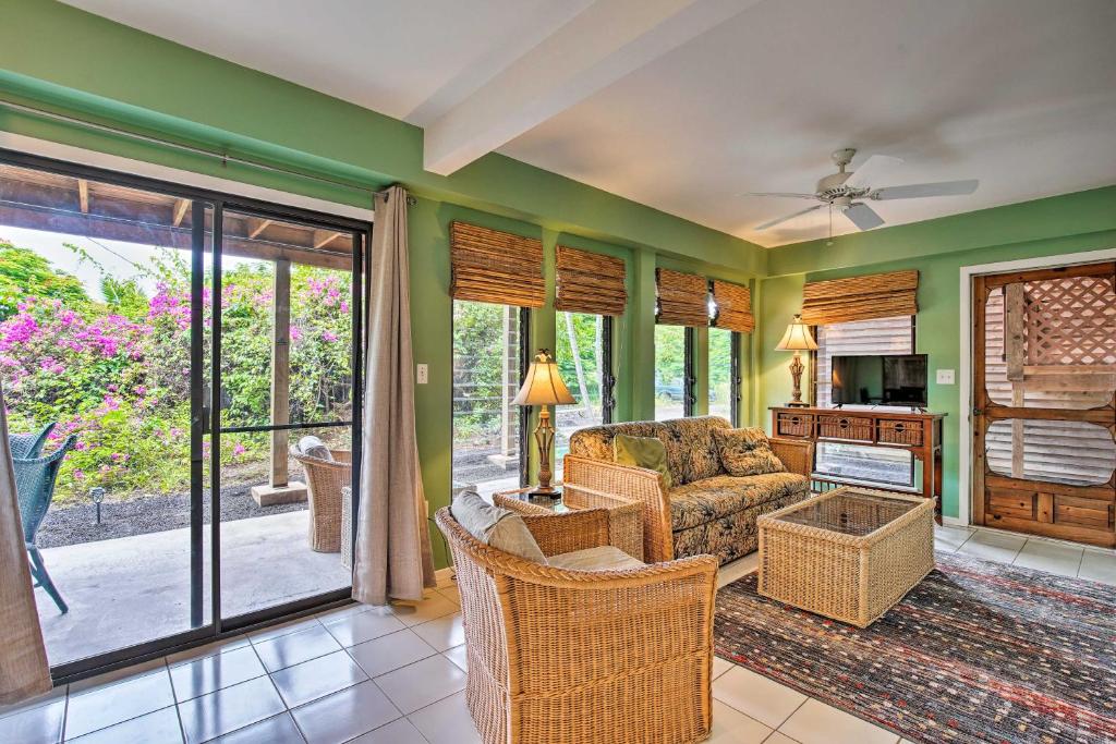 un soggiorno con pareti verdi e divano di Walk to Turtle Beach from Kailua-Kona Apt! a Kailua-Kona