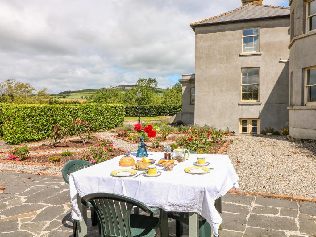 The Lodge at Raheengraney House في Cluain na nGall: طاولة عليها أكواب وأطباق من الطعام