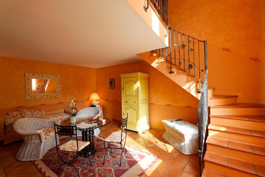 Posezení v ubytování Château d'Adomenil