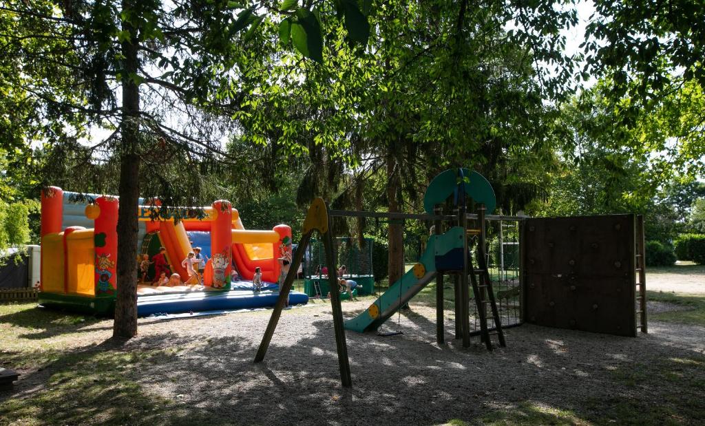 Aire de jeux pour enfants de l&#39;&eacute;tablissement Camping La Belle Etoile