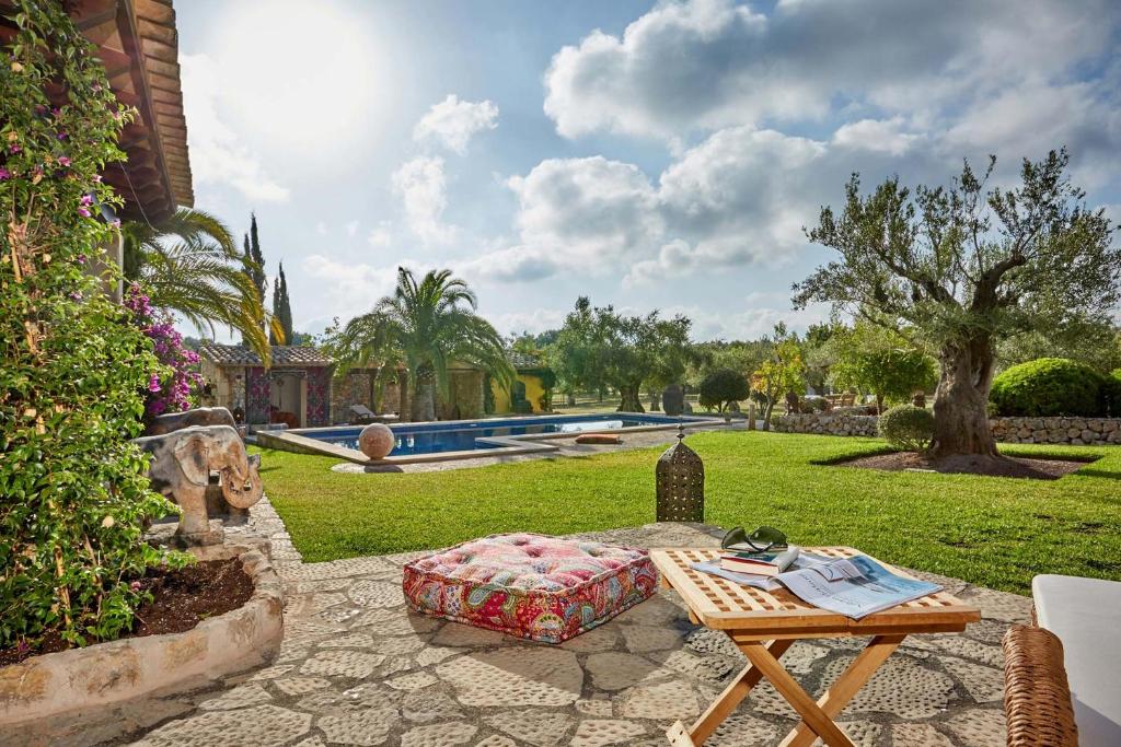 - une table de pique-nique dans une cour avec une piscine dans l'établissement Finca La Salve, à Pollença