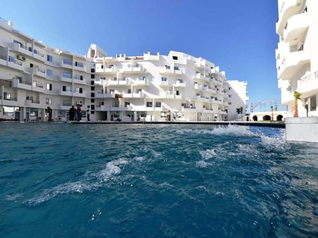 The swimming pool at or close to Apartment Bella Vita near the sea RedSeaLine