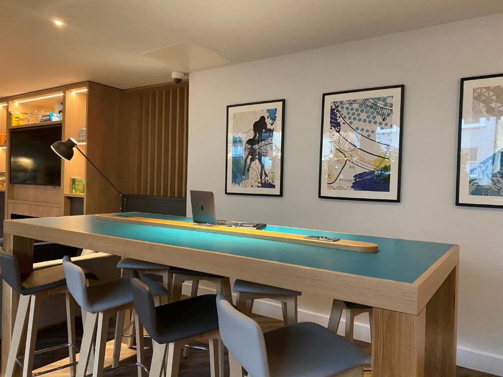 Biliár nebo kulečník v ubytování Holiday Inn Express Cheltenham Town Centre by IHG