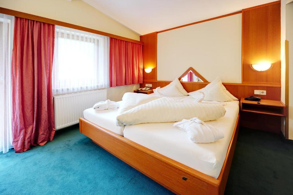 Posteľ alebo postele v izbe v ubytovaní Hotel Riederhof- Urlaub mit WAU!