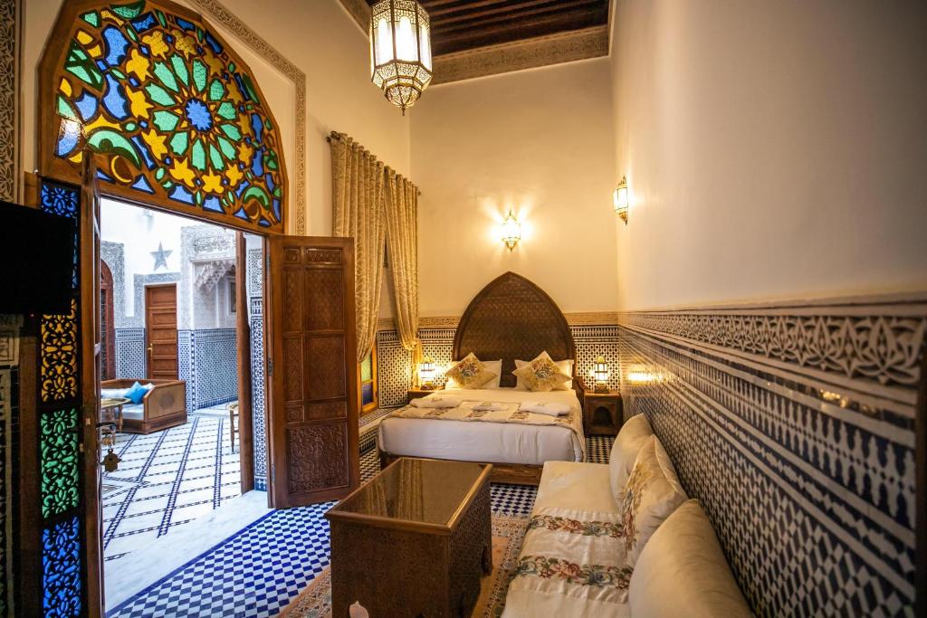 Una televisión o centro de entretenimiento en Riad Sidrat Fes